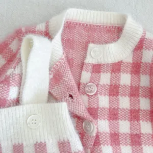 Vue detaillee ensemble cardigan tricot carreaux rose blanc barboteuse bebe vetement
