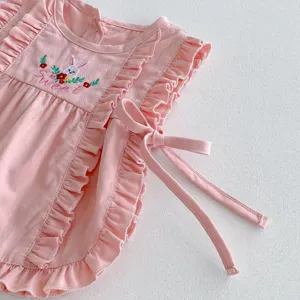 Süßes rosa Baby Mädchen Strampler mit Rüschen und Kaninchen Stickerei, bequeme Baumwolle.