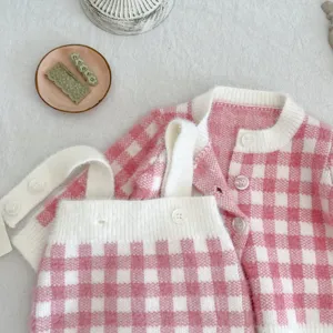 Ensemble cardigan et barboteuse en tricot à carreaux rose bébé vue détaillée