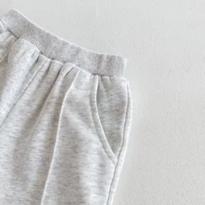 Detalle del pantalon de deporte para bebe gris con cintura elastica y bolsillo.