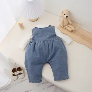 Ensemble de vêtements pour bébé fille avec haut à manches longues et barboteuse en denim.