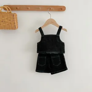 Set in denim da bambina, grazioso top corto senza maniche e pantaloncini dettaglio.