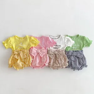Completo estivo neonata con top a costine a maniche corte e pantaloncini a quadri.