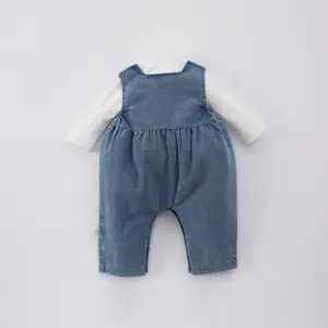 Ensemble haut côtelé et salopette en jean bébé fille détail, jolie tenue bambin