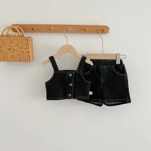 Set canotta e pantaloncini in denim scuro per bambini, grazioso dettaglio estivo a parete.