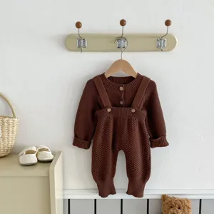 Set due pezzi maglione lavorato a maglia e salopette neonato dettaglio, marrone morbido.