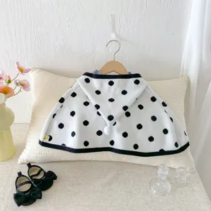 Deliziosa mantella in maglia per neonata, carino poncho con pois e cappuccio per bimba piccola.