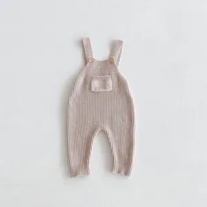 Baby Strick-Romper Detail, weiche Strickstruktur, süße Vordertasche und Trägerknöpfe.