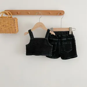 Simpatico set estivo in denim nero per bambina, top con bretelle e pantaloncini alla moda.