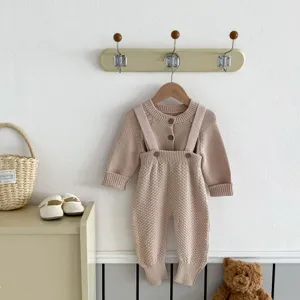 Set due pezzi cardigan in maglia e pantaloni con bretelle per neonati in cotone.