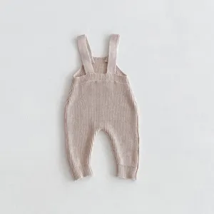 Detaillierte Nahaufnahme des Baby Strick-Stramplers mit weicher Textur und bequemen Schulterriemen.