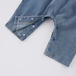 Détail de barboteuse en jean pour bébé, vêtement mignon pour nourrisson avec boutons pression.