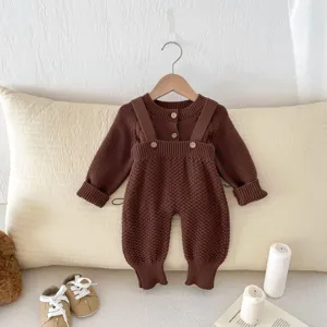 Vista dettagliata del set tutina neonato in maglia marrone con bottoni e maniche lunghe.