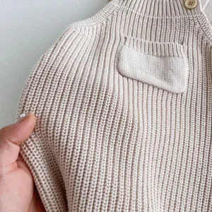Detaillierte Nahaufnahme des weichen Baby Stramplers mit feiner Rippstrick Textur und Knopf.