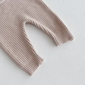 Detailaufnahme von Baby Rippstrickhose in Hellrosa, weiche Textur und bequeme Passform.