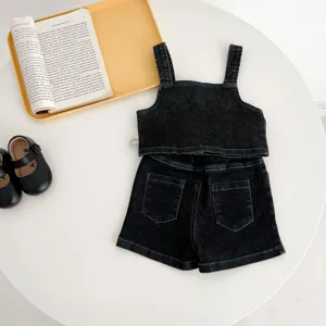 Set due pezzi in denim nero per bambini, top smanicato e pantaloncini con cuciture blu.