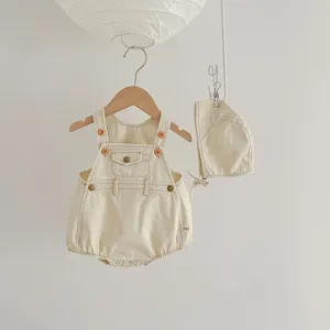 Detailaufnahme des beige Babystramplers aus Baumwolle mit passender Mütze, minimalistisch.