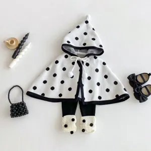 Adorabile set di mantella con cappuccio e leggings in maglia per neonato con pois neri.