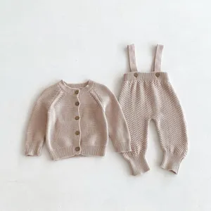 Set cardigan in maglia e pantaloni con bretelle per neonato, vestito carino in cotone per autunno.