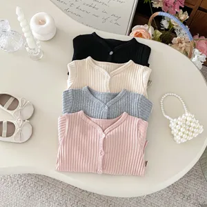 Détail cardigan en tricot côtelé pour tout-petit, pull uni à boutons pour bébé en quatre couleurs.