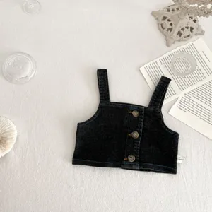 Vista dettagliata del gilet in denim scuro per bambina, bottoni frontali, top estivo grazioso.