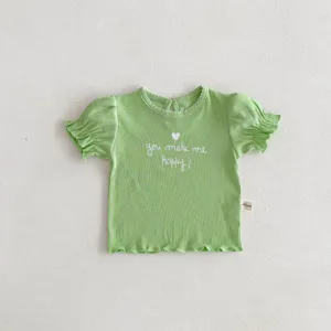 T-shirt a manica corta a costine verde per neonati con volant e ricamo sul petto.