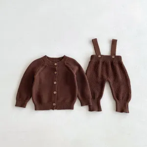 Dettaglio set cardigan e pantaloni in maglia per neonati, cotone morbido, bottoni.