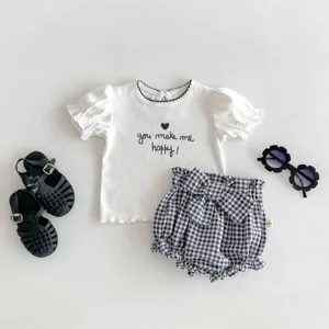 Completo estivo per neonata, maglietta a coste bianca e graziosi pantaloncini a quadri.