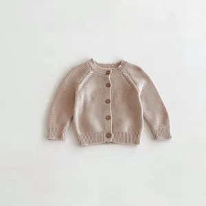 Cardigan in maglia beige per neonati, maglione a maniche lunghe con bottoni in legno.