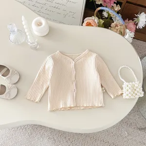 Détail gilet en tricot pour bébé fille, haut unicolore côtelé à manches longues joli.