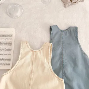 Sommer Baumwolle Baby Strampler Detailansicht, süßer ärmelloser Newborn Jumpsuit in sanften Farben.