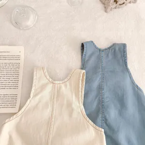 Baby Baumwolle Denim Träger Strampler Detailansicht, weicher Jumpsuit in blau und beige.