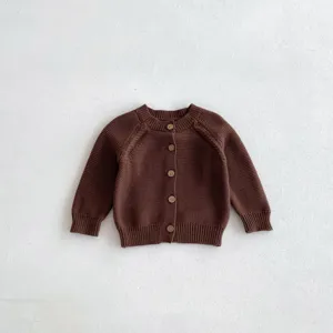 Cardigan in maglia di cotone marrone per bambini, maniche lunghe e chiusura con bottoni.