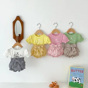 Carino set t-shirt manica corta e pantaloncini a quadretti per bambina neonata estivo.