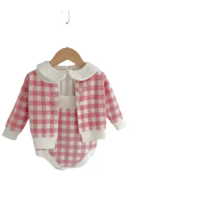 Adorable ensemble bébé gilet et barboteuse en tricot rose à carreaux pour fille doux.