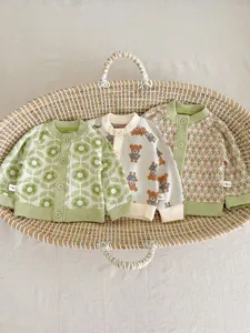 Ensemble gilet en tricot pour bébé avec motifs floraux et d'ours pour l'automne et le printemps.
