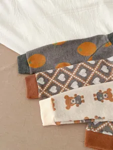 Détail de gilet en tricot pour bébé, pull doux pour tout-petit avec motifs d'ours.