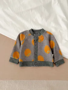 Gilet cardigan en tricot pour bébé avec motif jacquard d'orange mignon vêtement doux.