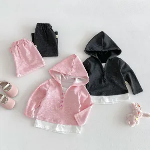 Detailansicht eines Frühlings-Sets für Mädchen mit Kapuzensweatshirt, Hose und süßen Schuhen.