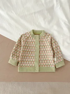 Gilet en tricot pour bébé enfant avec motif jacquard floral et boutons mignons.