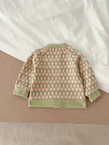 Détail cardigan en tricot bébé, motif jacquard tulipe mignon avec bordure côtelée.