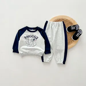 Vista dettagliata del set felpa per bambini con stampa di cuccioli e maniche raglan a contrasto.
