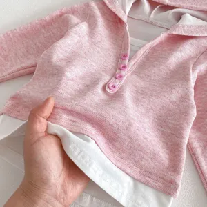 Kinder rosa lagiges Kapuzenshirt Detail, weicher Strickstoff, knöpfe, Frühling.