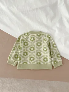 Gilet cardigan en tricot pour bebe enfant avec motif floral retro vert pour automne.