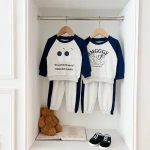 Set completo felpa e pantaloni tuta neonato bambino con stampa carina nella stagione autunno