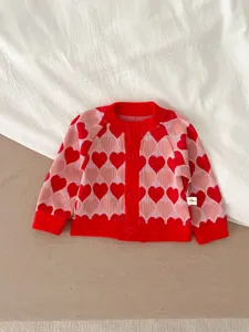 Bébé cardigan en tricot cœur rouge vue détaillée, pull boutonné bambin gros plan.