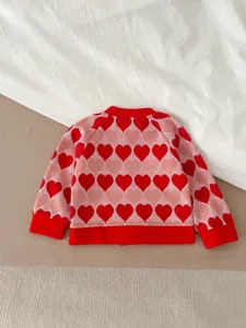 Adorable gilet en tricot pour bébé avec un charmant motif de cœur rose et rouge au quotidien.