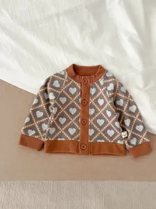 Gilet en tricot pour bébé avec motif de cœur à losanges mignons, vêtement confortable à boutons.