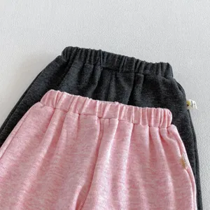 Kleinkind Freizeithose Detailansicht, weicher Strickstoff und bequemer elastischer Bund.