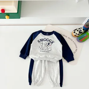Dettaglio del set di felpa raglan e pantaloni per bambini piccoli con simpatica stampa dalmata.